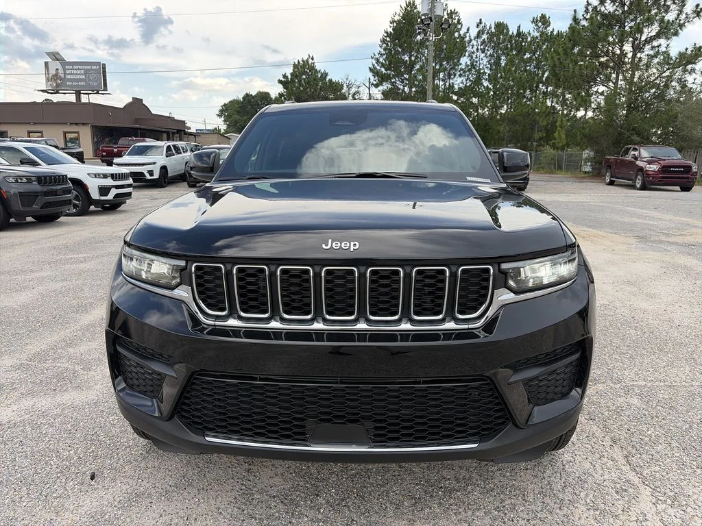 New 2026 Diamond Black Crystal Pearlcoat Jeep Laredo X image 9