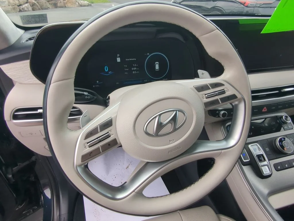 Used 2023 White Hyundai Calligraphy image 21