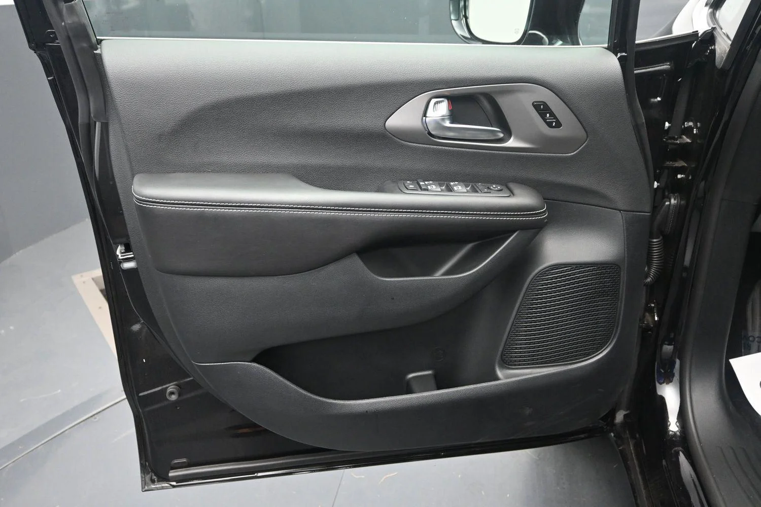 New 2027 Diamond Black Crystal Pearl-Coat Exterior Paint Chrysler Select image 18
