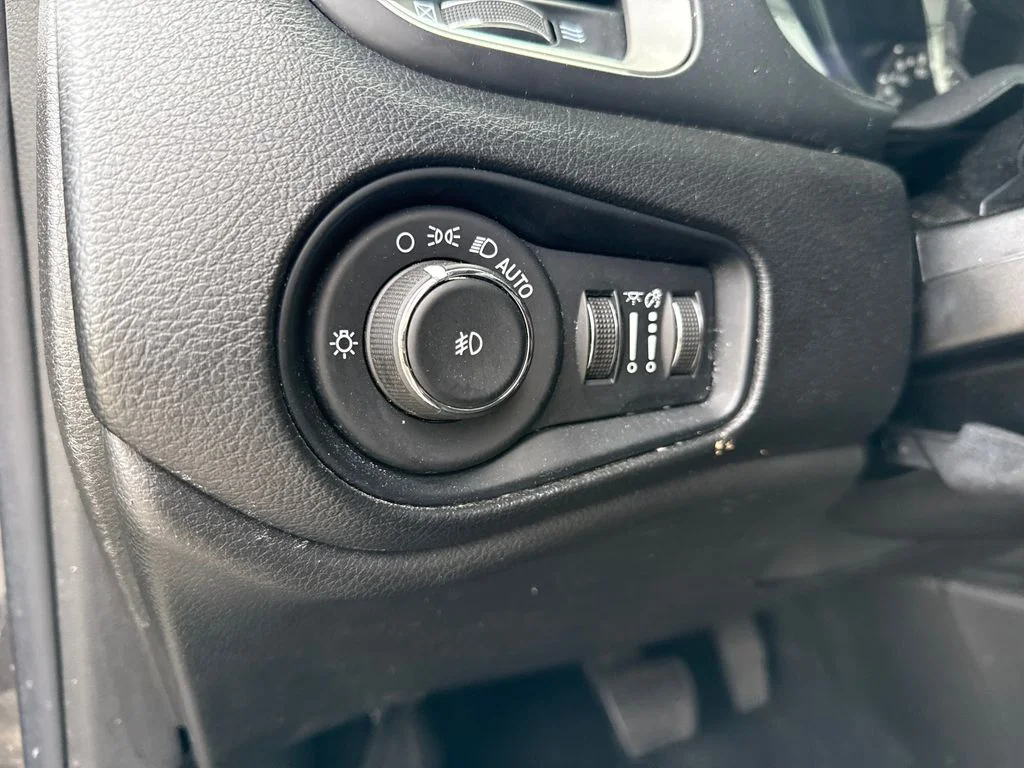 Used 2021 Gray Jeep Latitude image 8