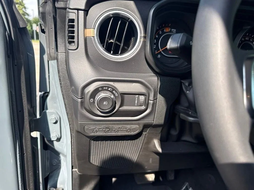 Used 2026 Anvil Clearcoat Jeep Sahara image 21