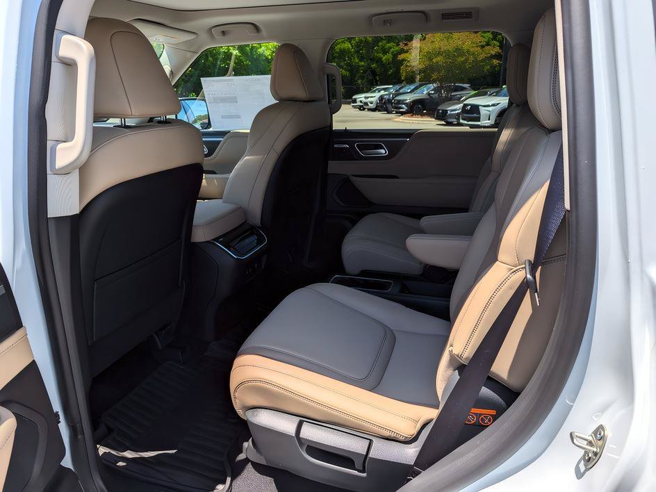 Used 2026 Radiant White INFINITI PURE image 10