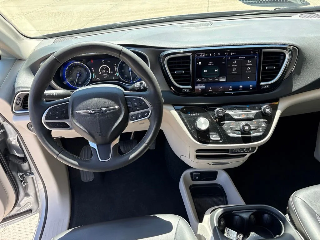 Used 2023 Silver Chrysler Touring L image 8