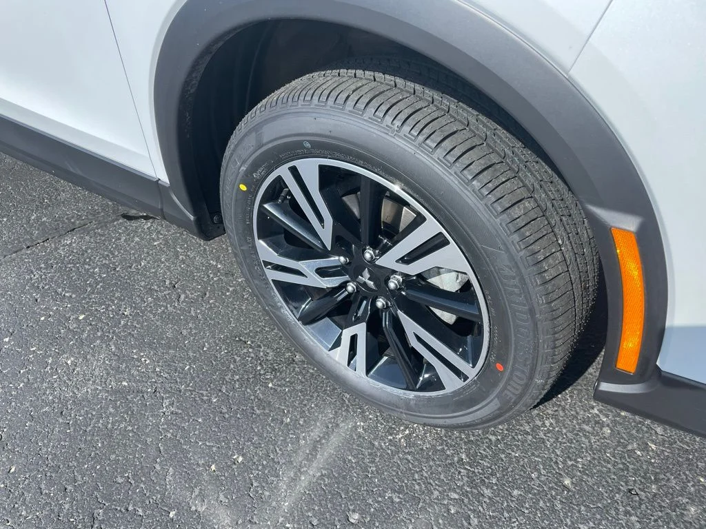 Used 2024 Silver Mitsubishi SE image 3