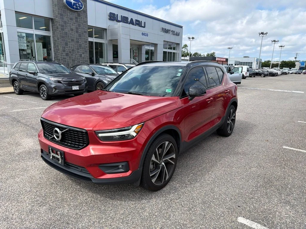 Used 2021 Red Volvo R-Design image 3