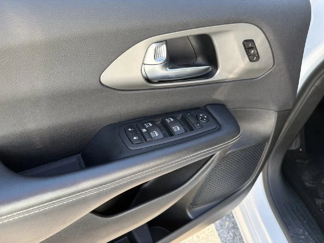 Used 2025 White Chrysler Select image 13