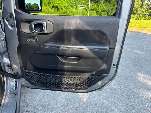 Used 2020 Silver Jeep Unlimited Sahara image 9