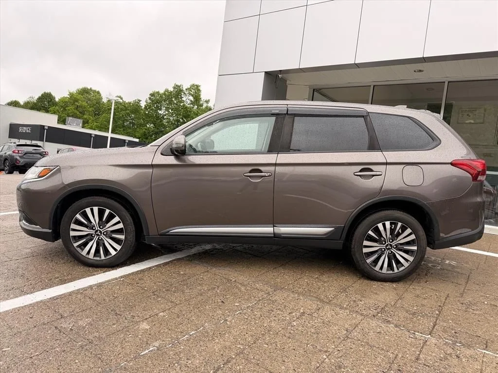 Used 2019  Mitsubishi SE image 4