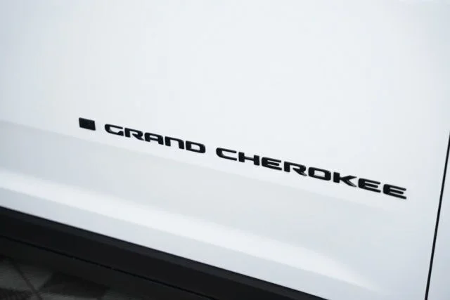 New 2025 Bright White Clear-Coat Exterior Paint Jeep Altitude X image 47