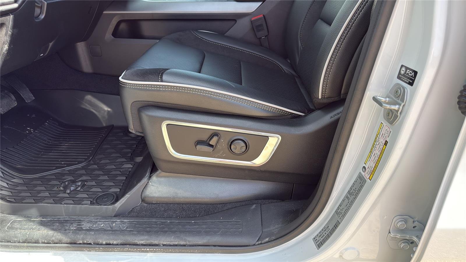 New 2026 Bright White Clear-Coat Exterior Paint RAM Laramie image 20