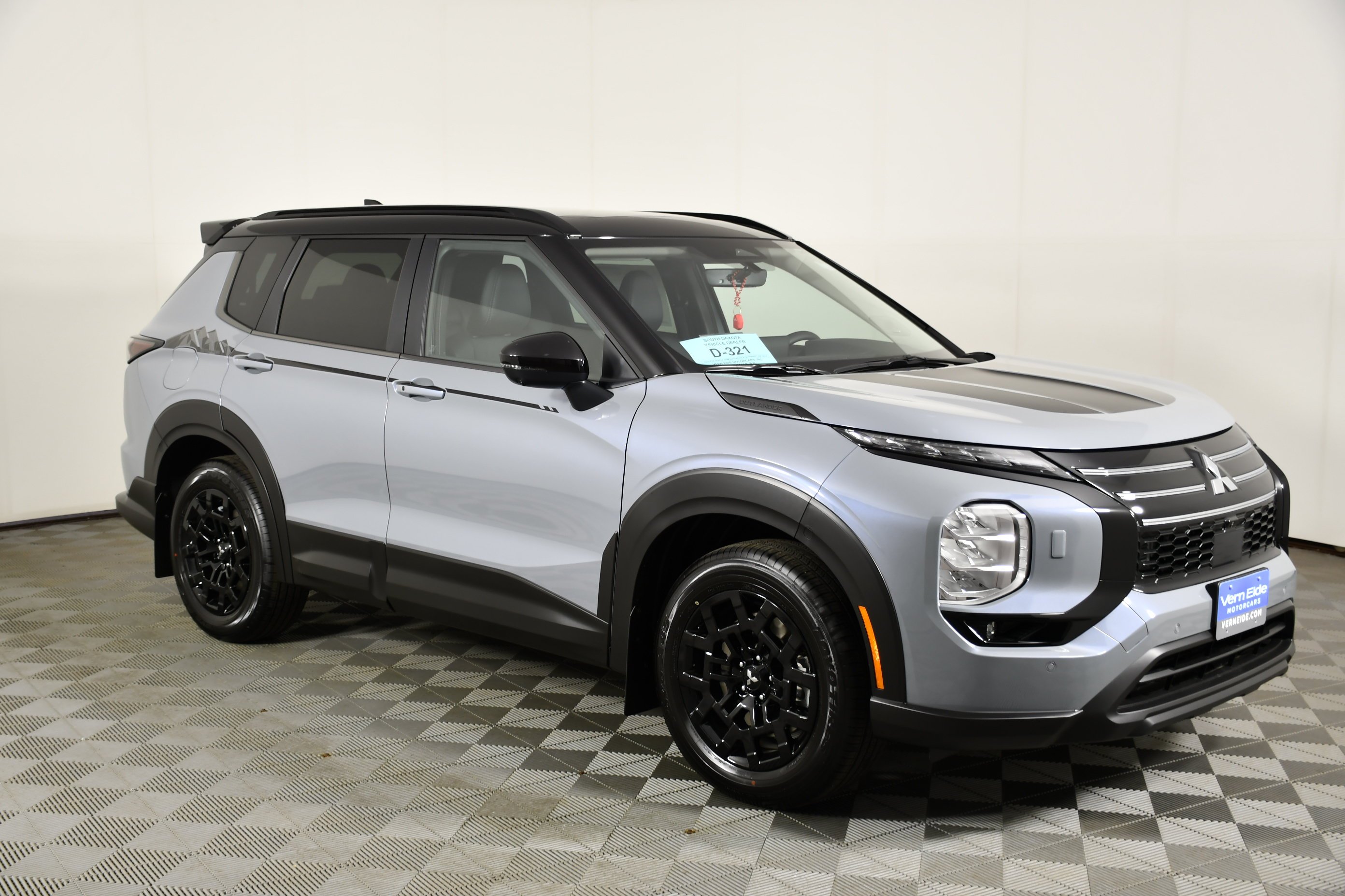 New 2026 Moonstone Gray/Black Roof Mitsubishi Trail Edition image 4