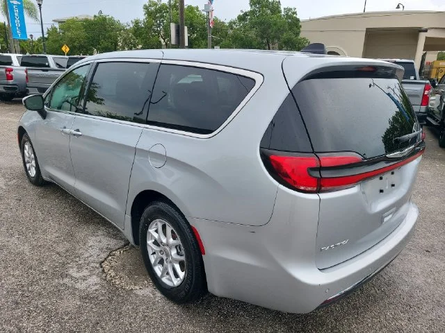 Used 2023 Silver Chrysler Touring L image 3