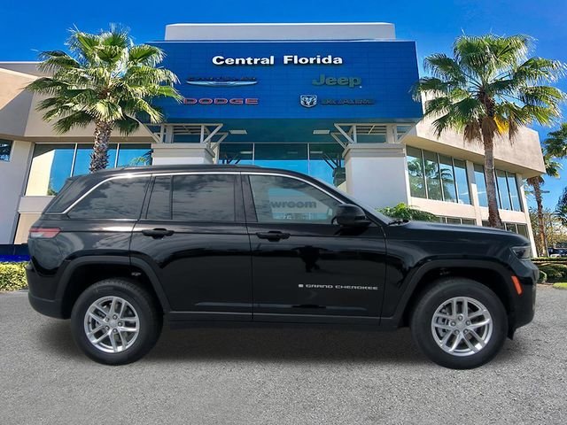 New 2026 Diamond Black Crystal Pearl-Coat Exterior Paint Jeep Laredo image 4