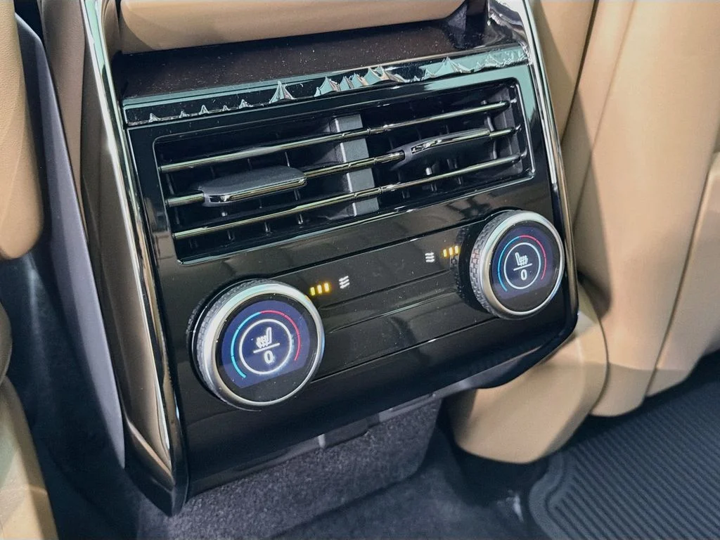 New 2027 Fuji White Land Rover SE image 27