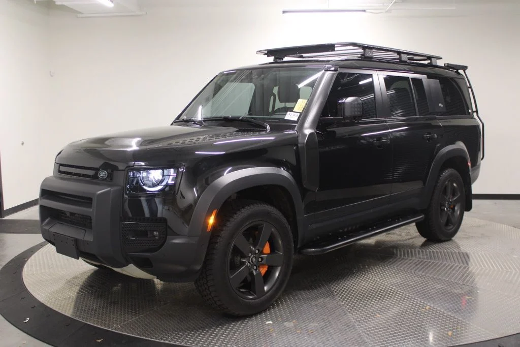 2023 Land Rover Defender SE's photo