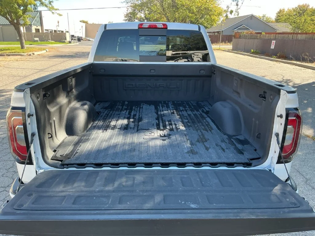 Used 2017 WHITE FROST TRICOAT GMC Denali image 29
