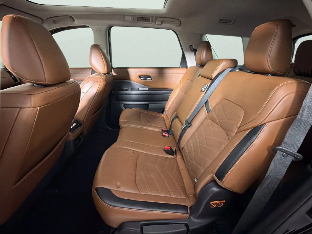 Used 2022 Black Nissan Platinum image 30