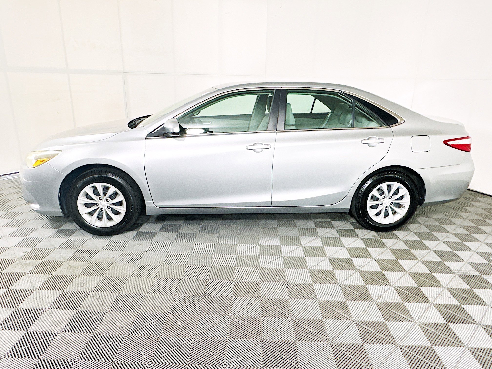 2017 Toyota Camry thumbnail 8