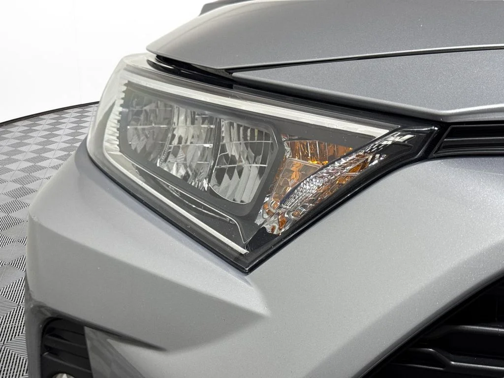 Used 2020 Silver Sky Metallic Toyota XLE image 17