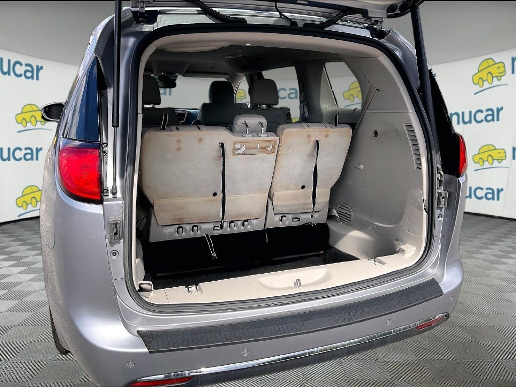 Used 2019 Billet Silver Metallic Clearcoat Chrysler Touring L image 33