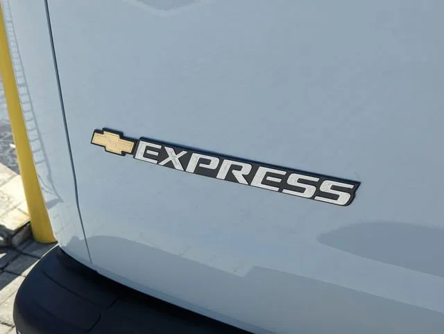 New 2025 Summit White Chevrolet WT image 12