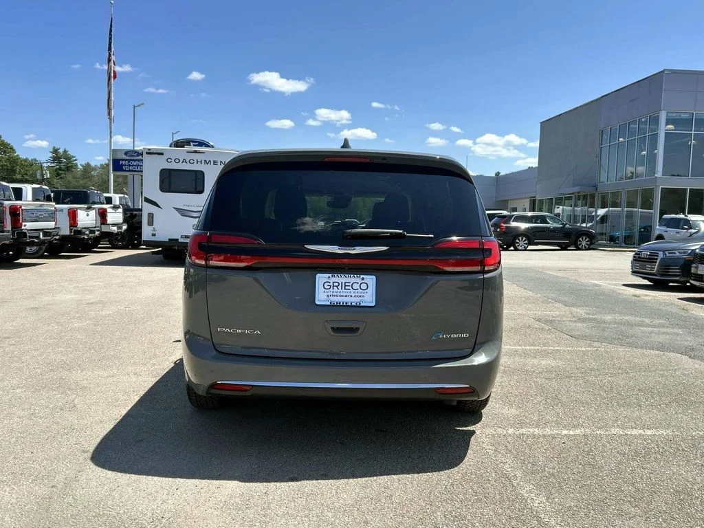 Used 2022 White Chrysler Touring L image 4