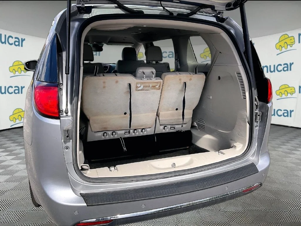 Used 2019 Billet Silver Metallic Clearcoat Chrysler Touring L image 33