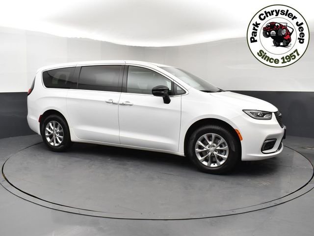 2026 Chrysler Pacifica Select AWD's photo