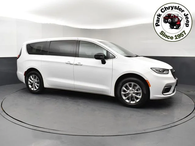 2026 Chrysler Pacifica Select AWD's photo