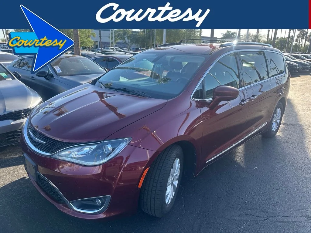 2019 Chrysler Pacifica Touring L's photo