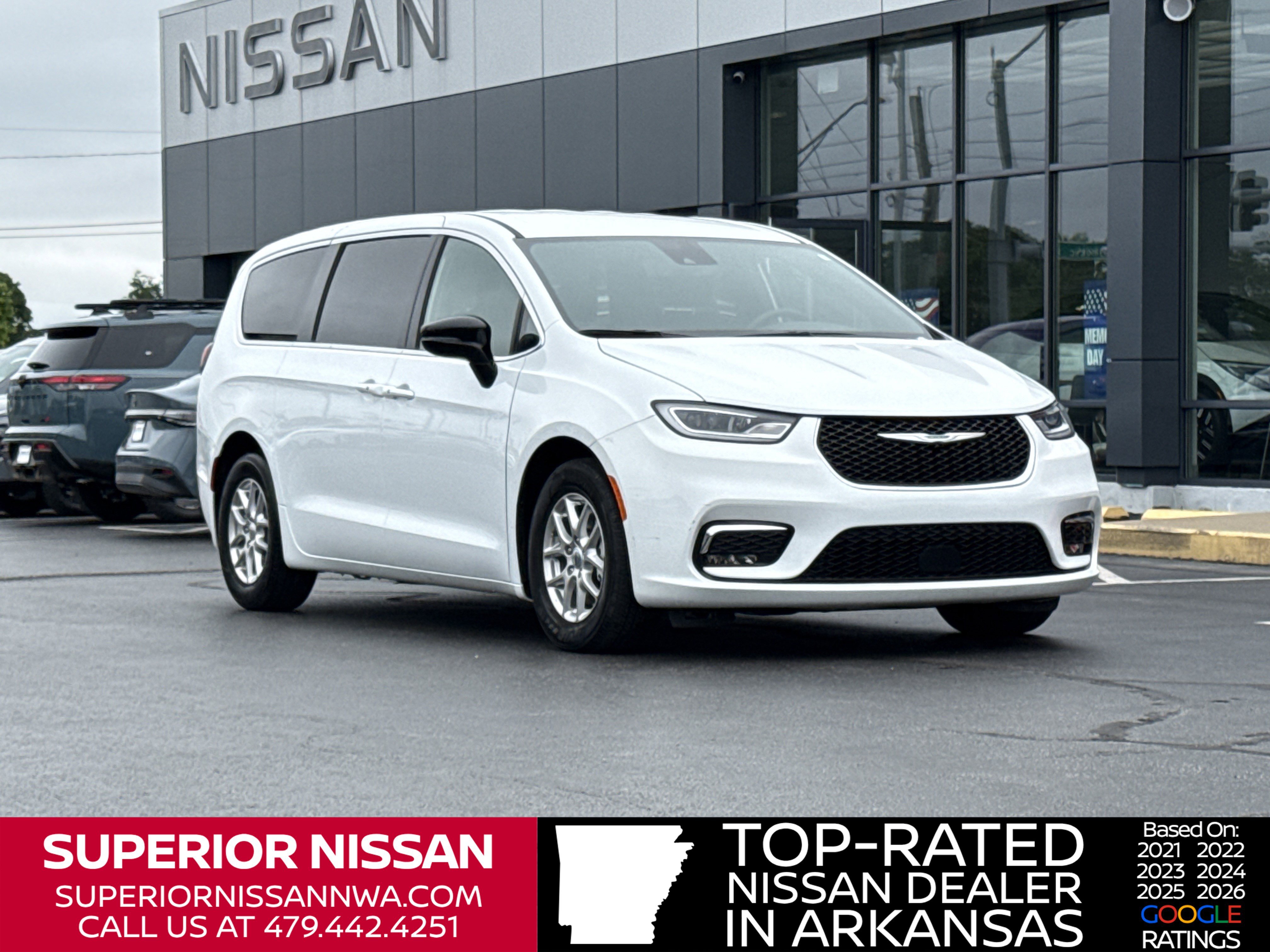 2025 Chrysler Pacifica Select's photo