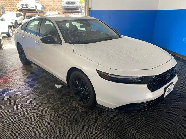 Used 2025 Black Honda SE image 3