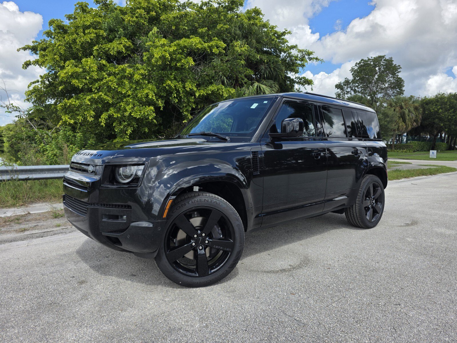 New 2026 Santorini Black LAND ROVER X-Dynamic SE image 1