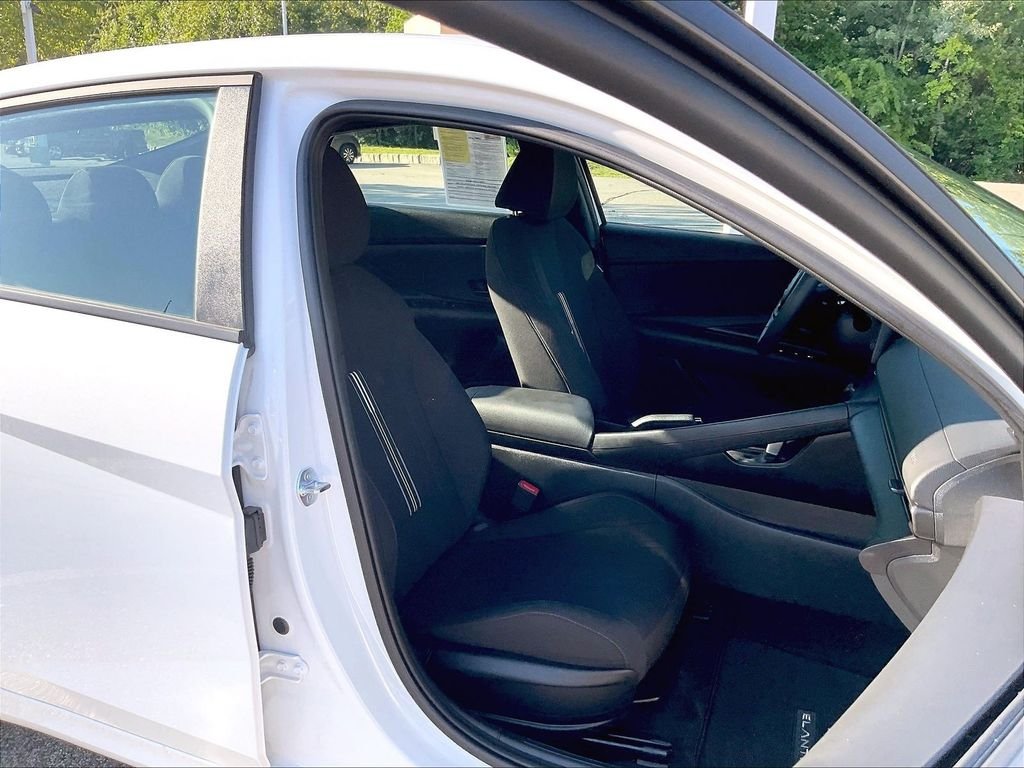 Used 2025 White Hyundai SEL Sport image 11