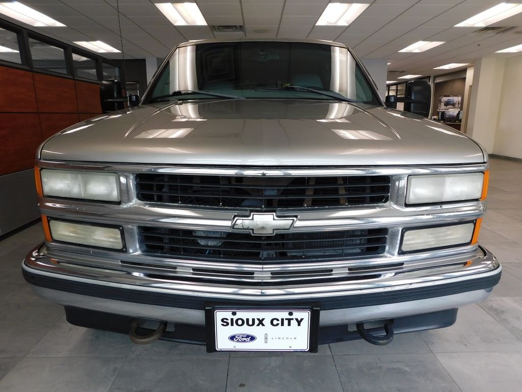 Used 1999 Chevrolet Suburban Base with VIN 3GNGK26J9XG152599 for sale in Sioux City, IA