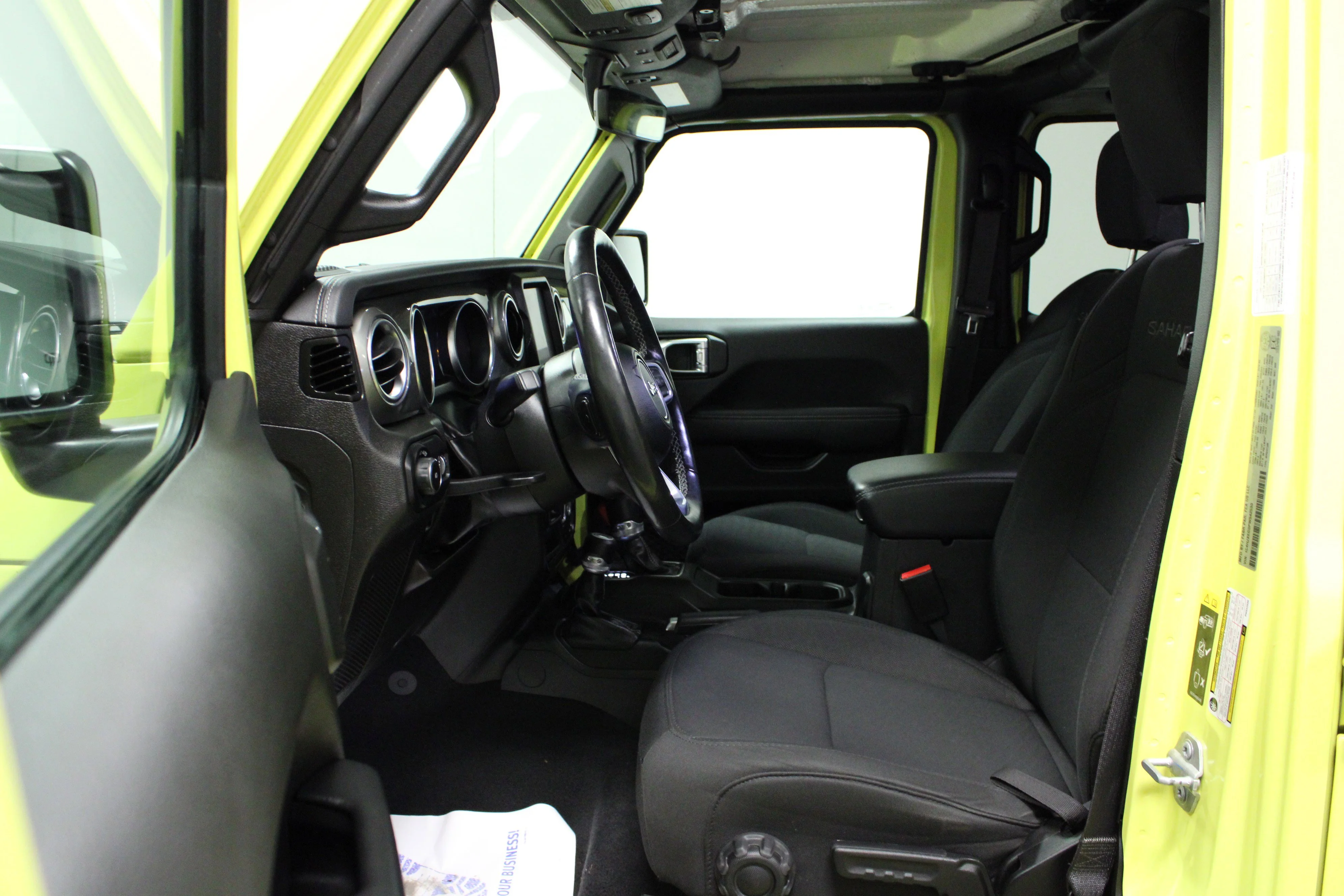 Used 2023 High Velocity Clearcoat Jeep Sahara image 12