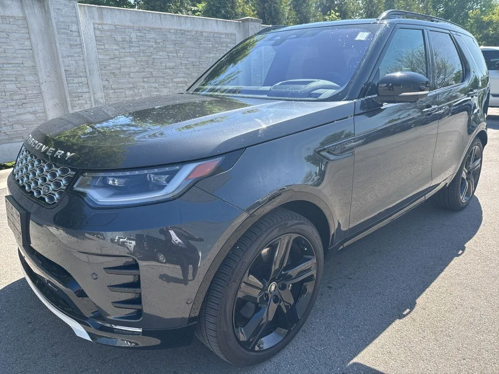 2023 Land Rover Discovery Metropolitan Edition's photo
