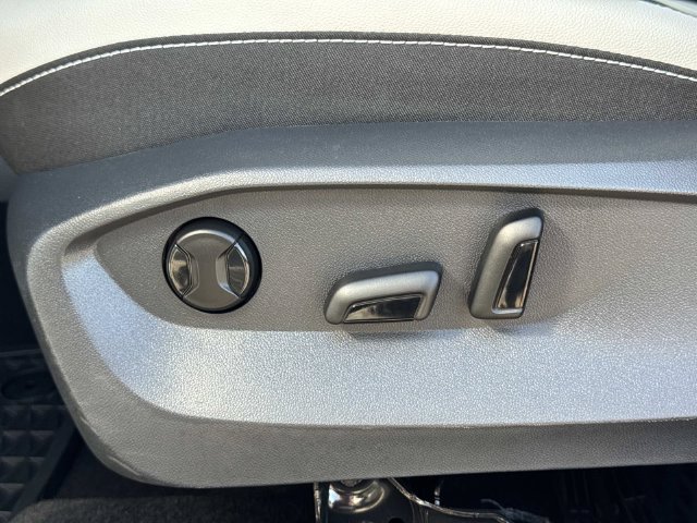 Certified Used 2025 Silver Volkswagen 1.5T SE image 24
