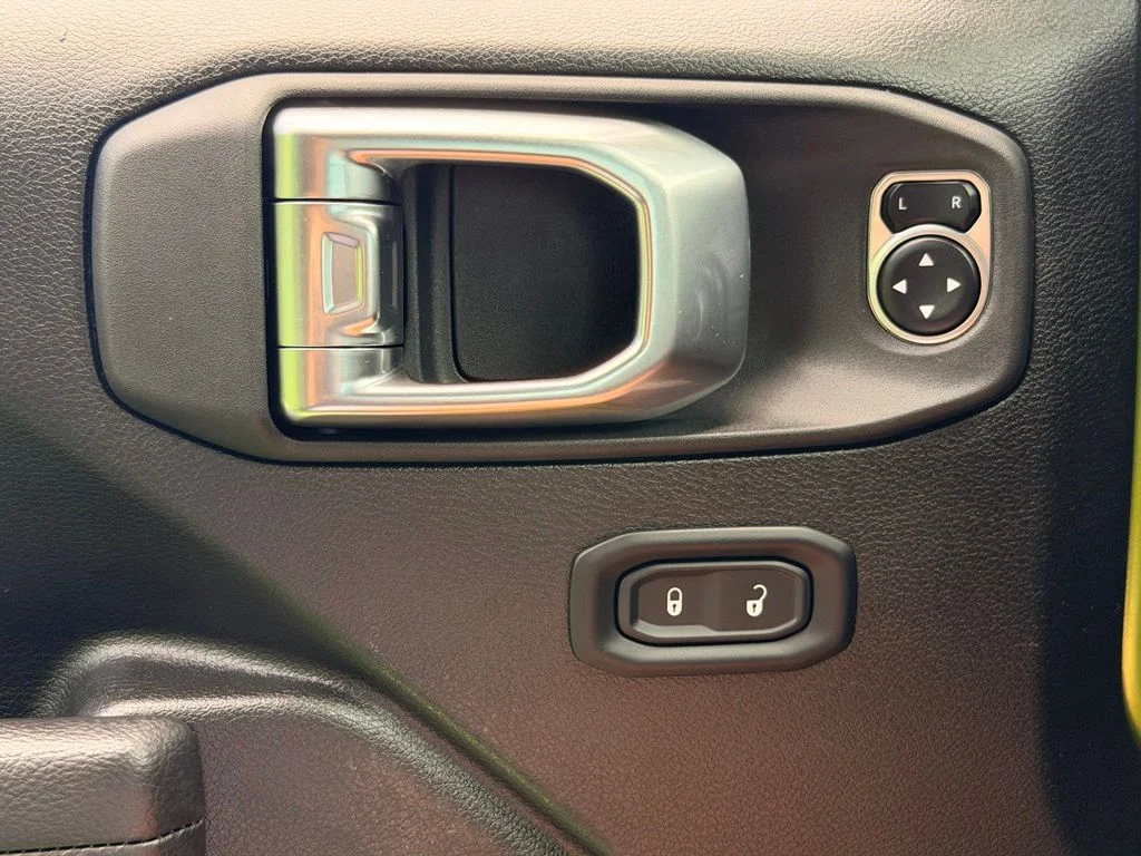 Used 2025  Jeep Rubicon image 32