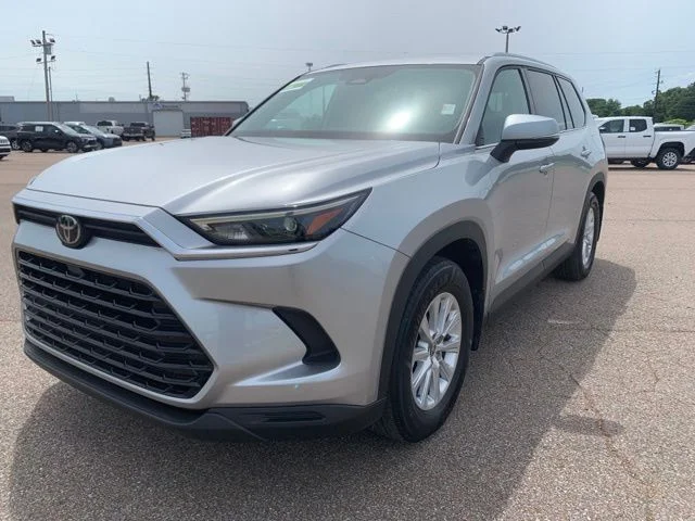 Used 2024 Silver Toyota XLE image 3
