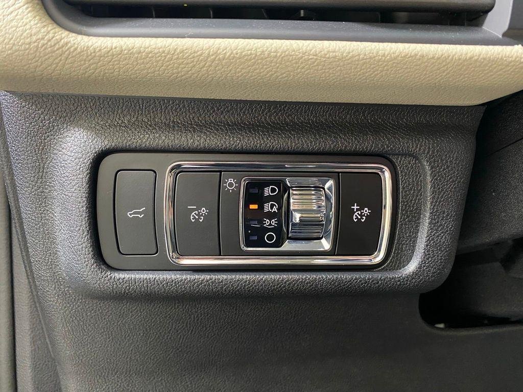 Used 2025 Black Metallic Lincoln Premiere image 16