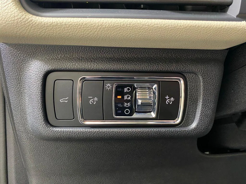 Used 2025 Infinite Black Metallic Lincoln Premiere image 16