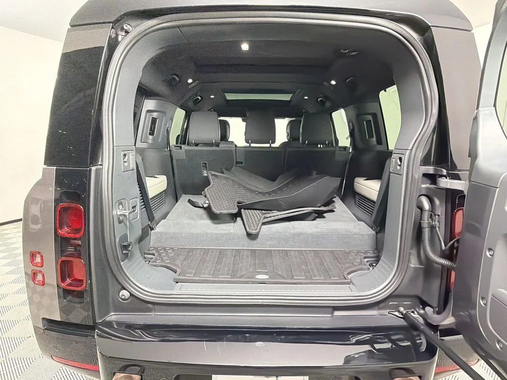 Used 2023 Eiger Grey Metallic Land Rover X-Dynamic SE image 28