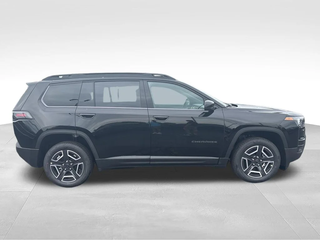 New 2026 Diamond Black Crystal Pearl-Coat Exterior Paint Jeep Limited image 2