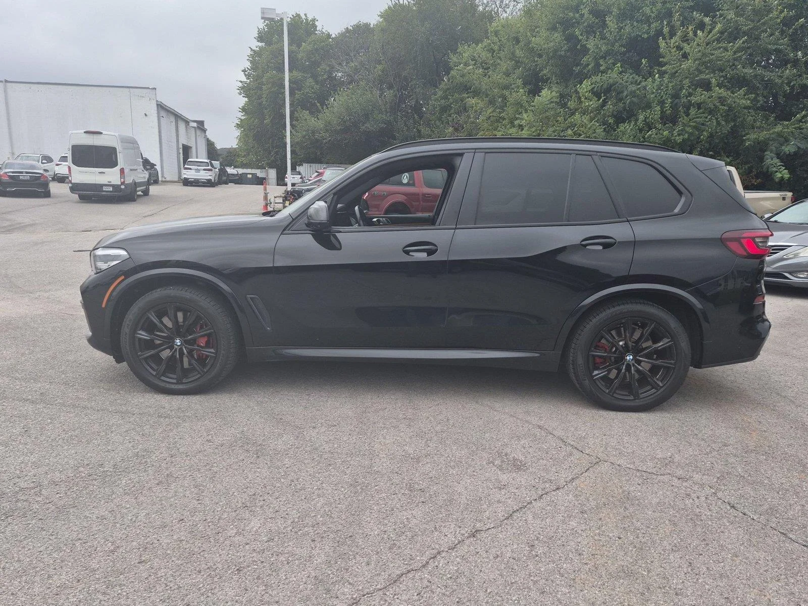Used 2021 Black Sapphire Metallic BMW M50i image 2