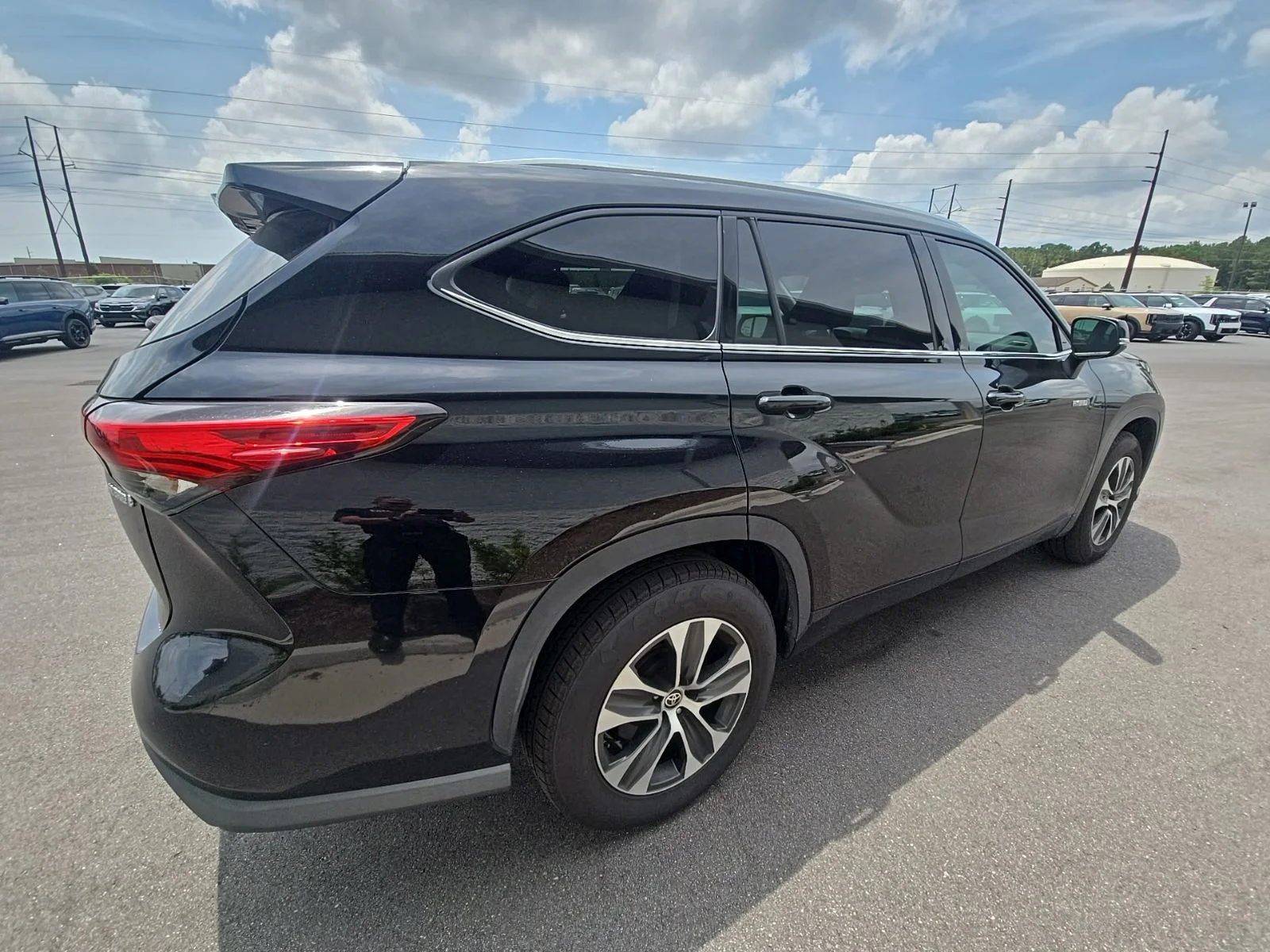 Used 2020 Midnight Black Metallic Toyota XLE image 5