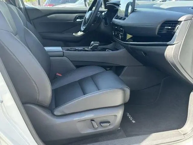 Used 2025 White/off-white Nissan SL image 25