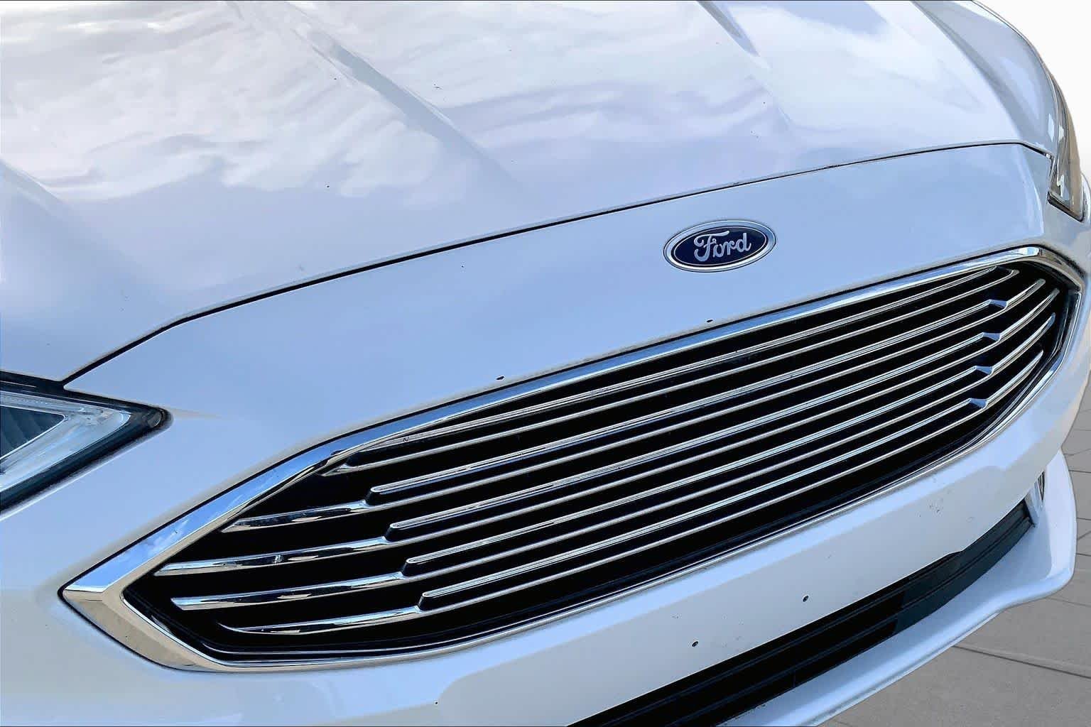 Used 2017 White Platinum Metallic Tri-Coat Ford SE image 30