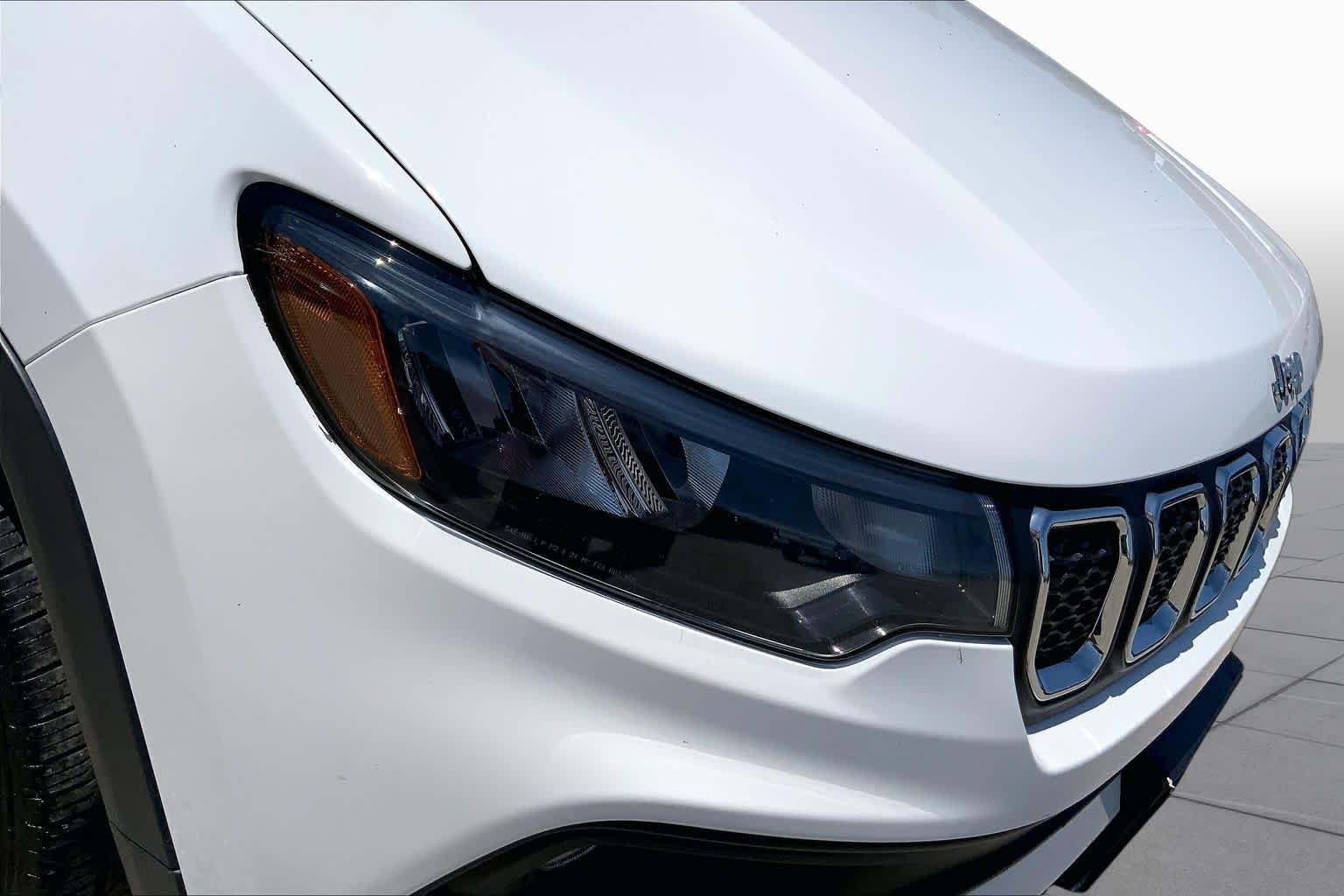 Used 2023 Bright White Clearcoat Jeep Latitude image 27