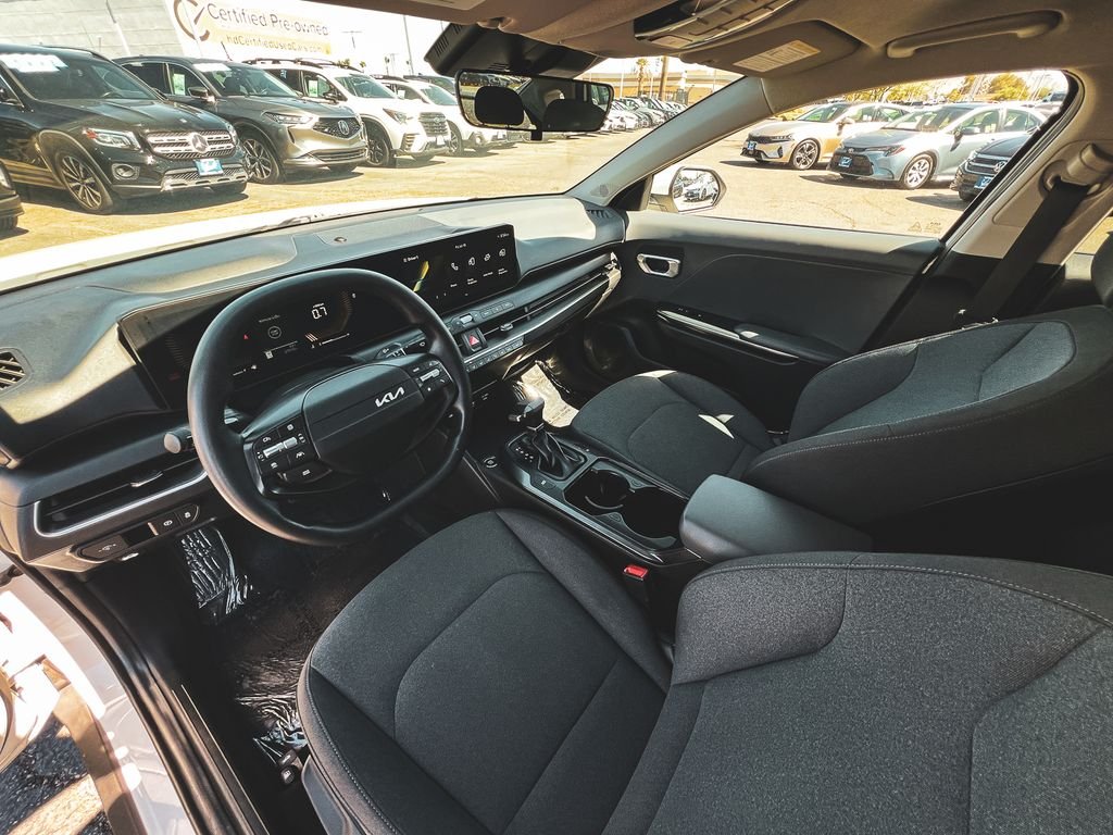 Used 2025 White Kia LXS image 15